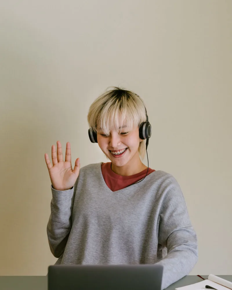 A learner waving to their teacher in a Chinese lesson on a video call